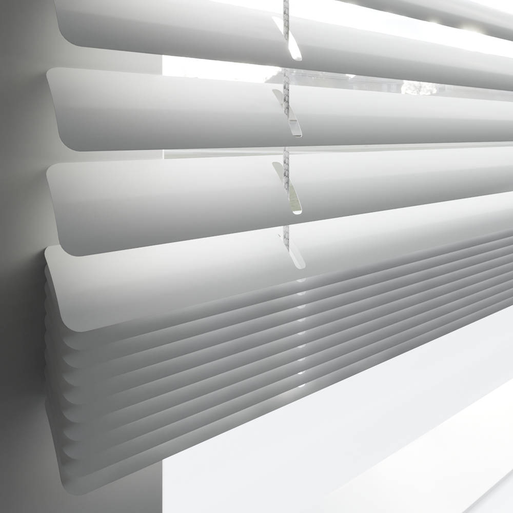 Orienta la luz solar con la persiana veneciana de aluminio de 50 mm.  Apuesta por una cortina fabricado a medida con lamas resistentes a la  flexión